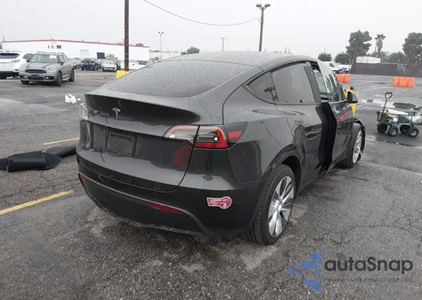 2024 Tesla Model Y Long Range Dual Motor All-Wheel Drive/Rwd z USA, uszkodzony, nr VIN 7SAYGDED2RF044228